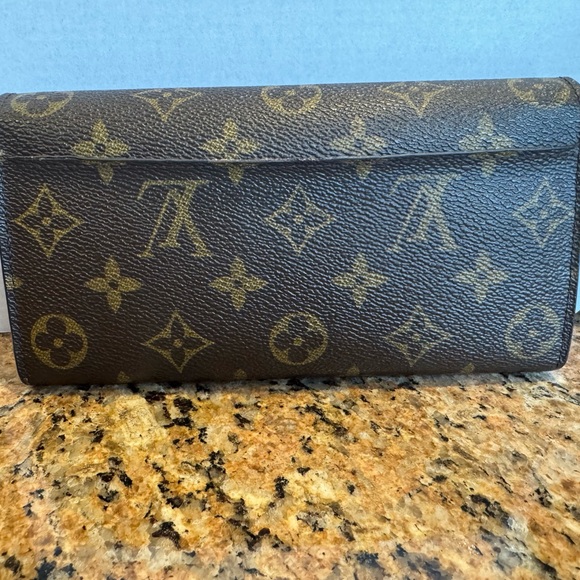 Louis Vuitton Monogram Sarah Wallet - Picture 2 of 12